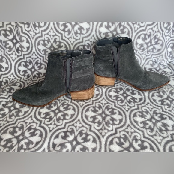 Grey suede ankle booties with zipper - Picture 2 of 8